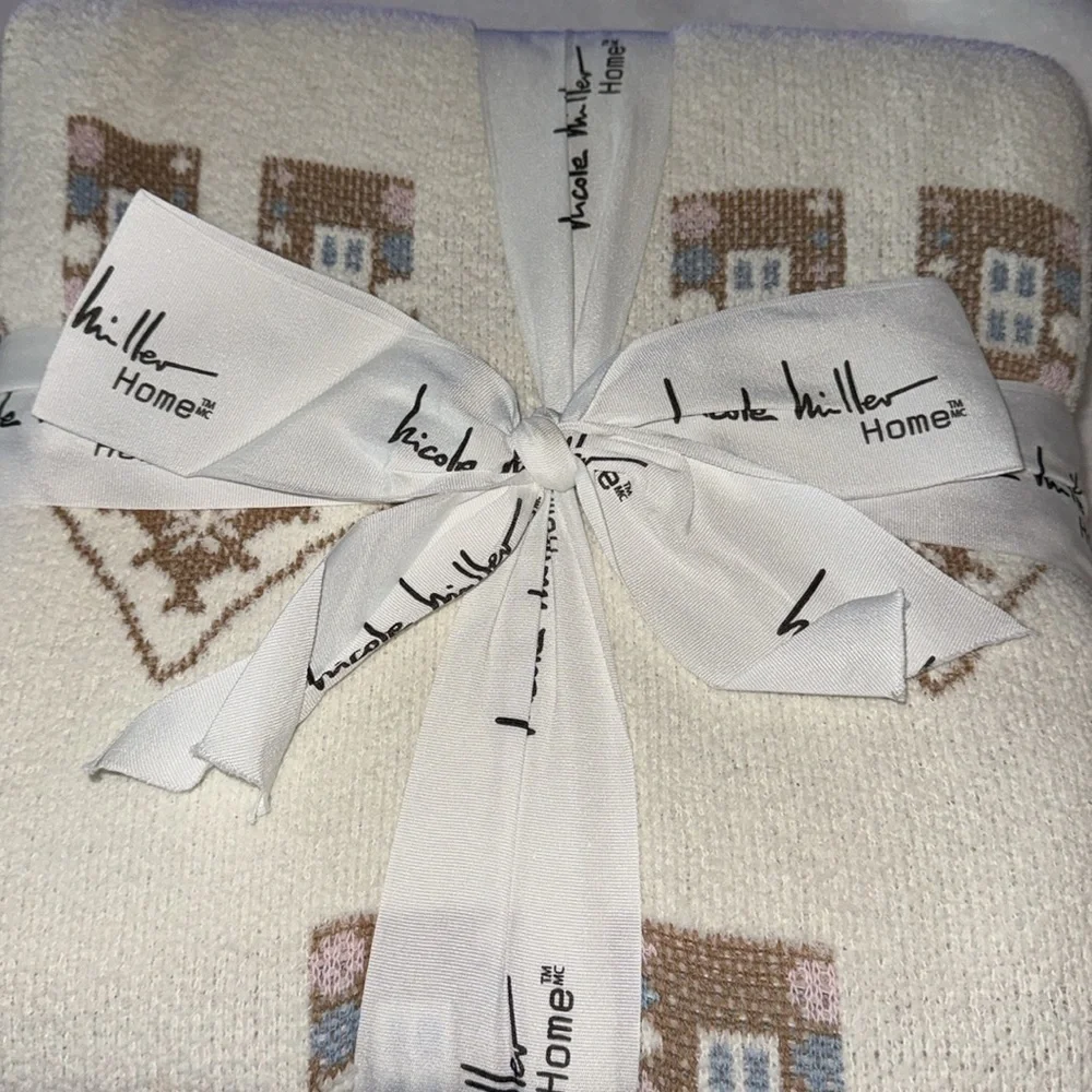 Nicole Miller Home Twin Chenille Gingerbread House Blanket NWT